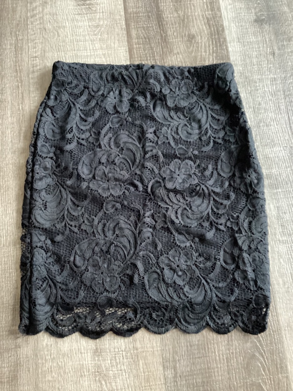 Lace floral mini skirt with scallop hem